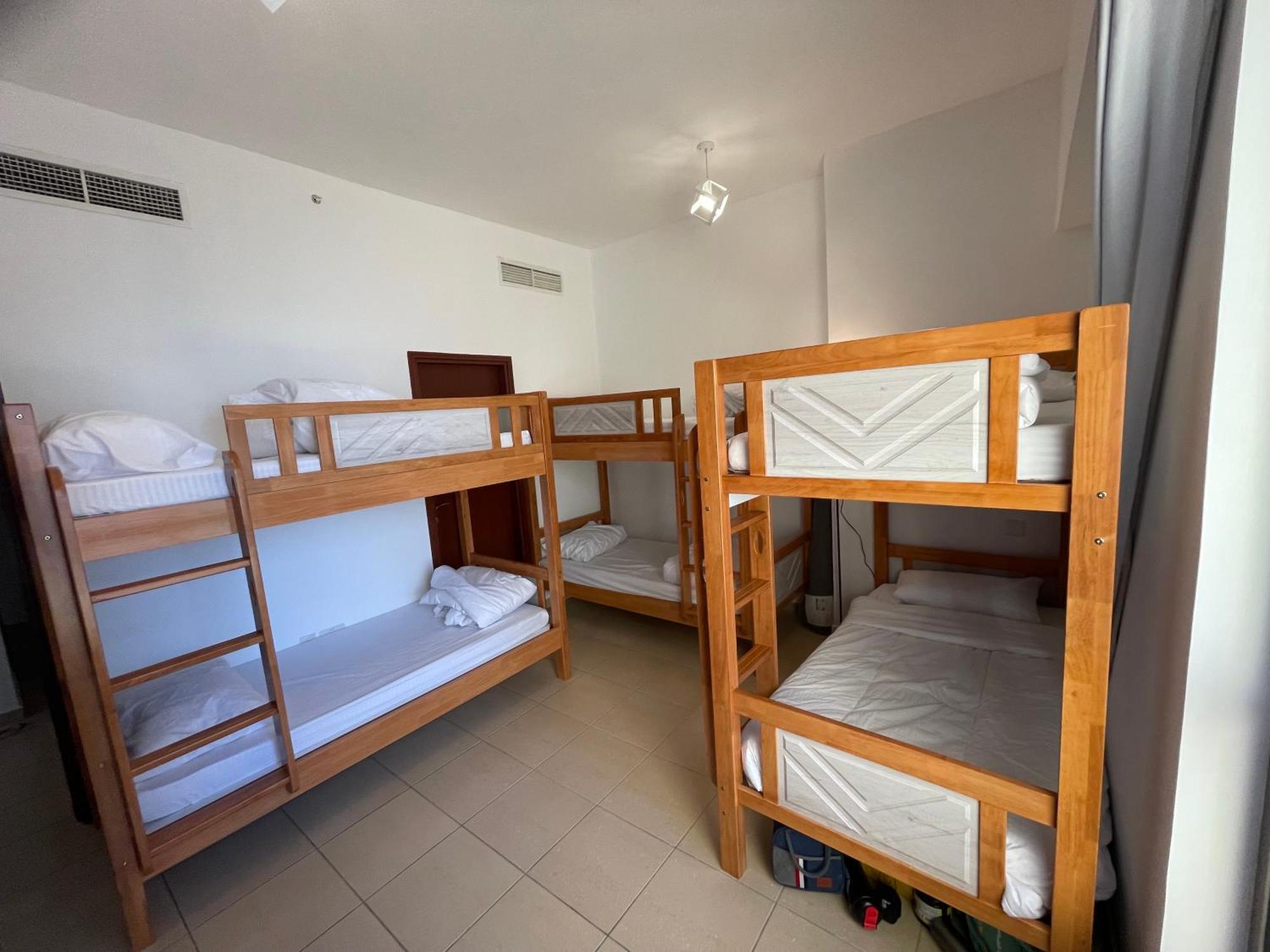 Seaview Beach Hostel Jbr - Walk To Beach - Gym - Pool - Metro Station Dubai Eksteriør billede