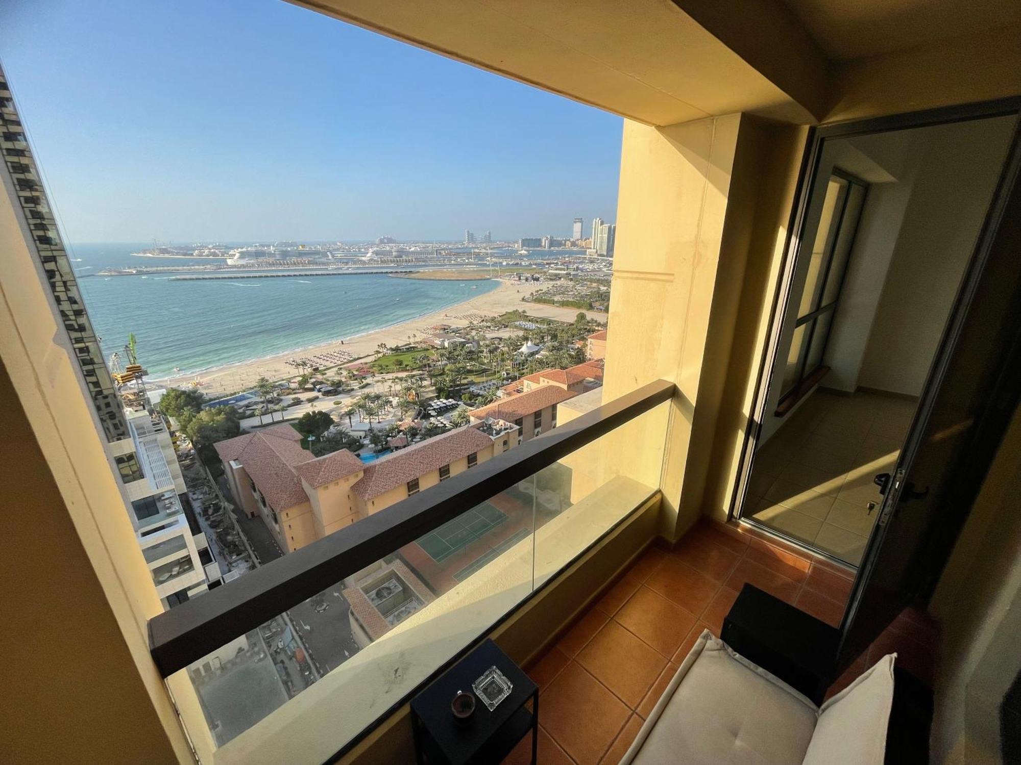 Seaview Beach Hostel Jbr - Walk To Beach - Gym - Pool - Metro Station Dubai Eksteriør billede