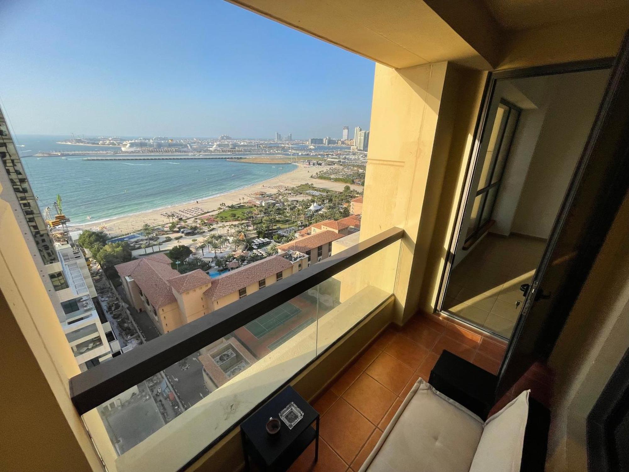 Seaview Beach Hostel Jbr - Walk To Beach - Gym - Pool - Metro Station Dubai Eksteriør billede