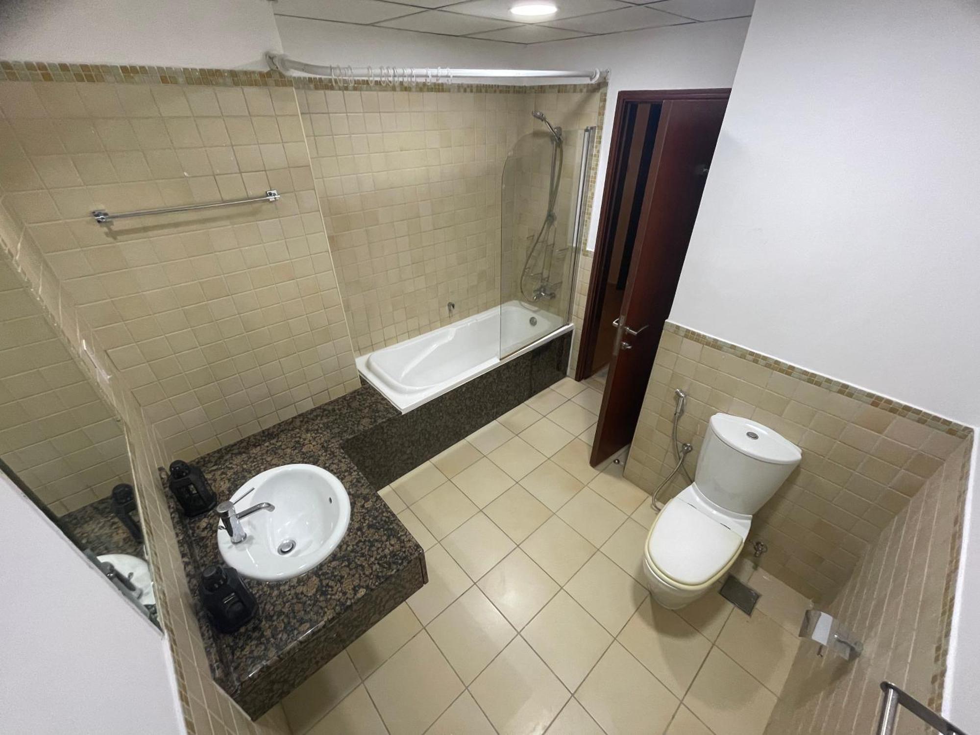 Seaview Beach Hostel Jbr - Walk To Beach - Gym - Pool - Metro Station Dubai Eksteriør billede