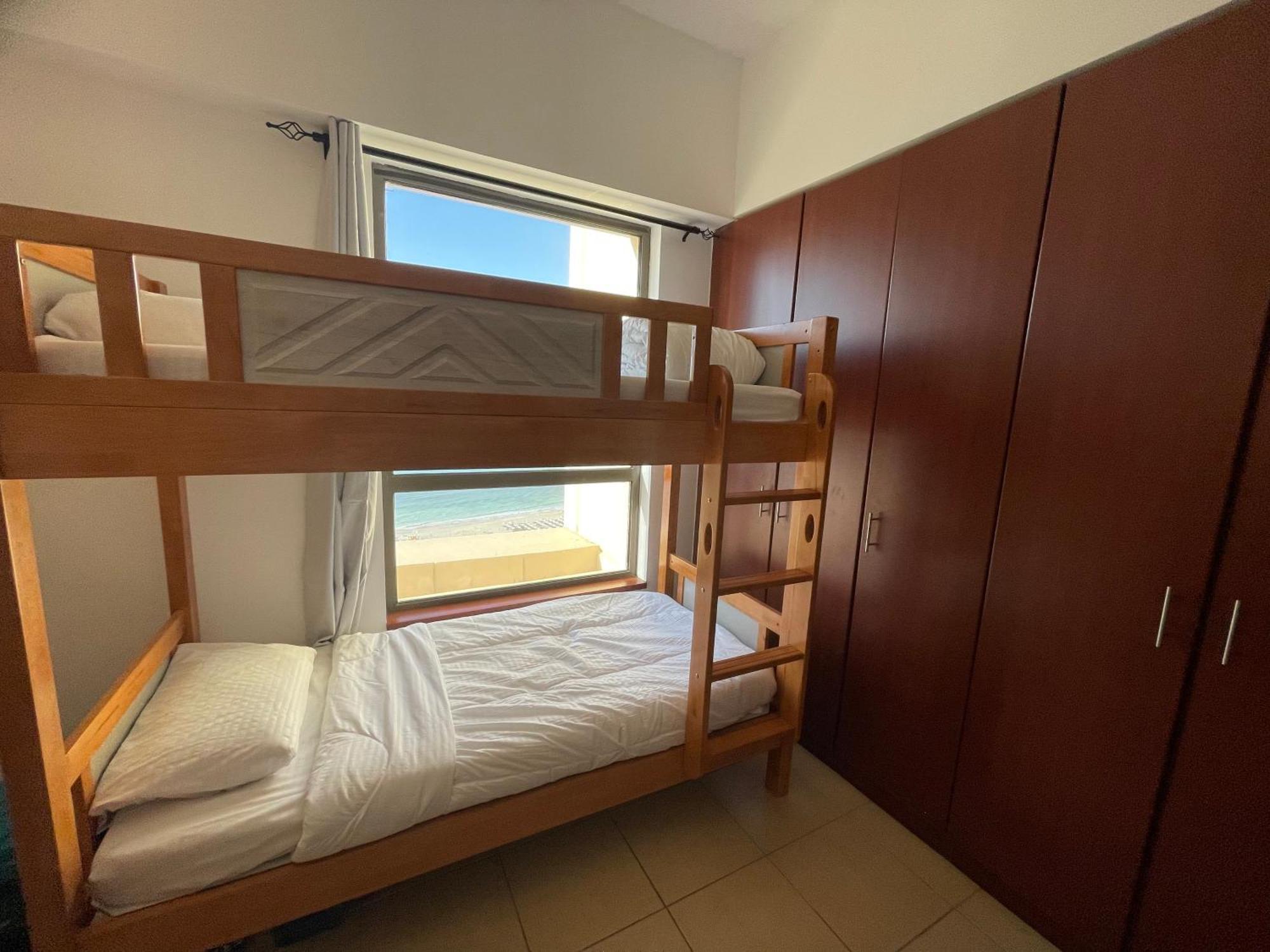 Seaview Beach Hostel Jbr - Walk To Beach - Gym - Pool - Metro Station Dubai Eksteriør billede