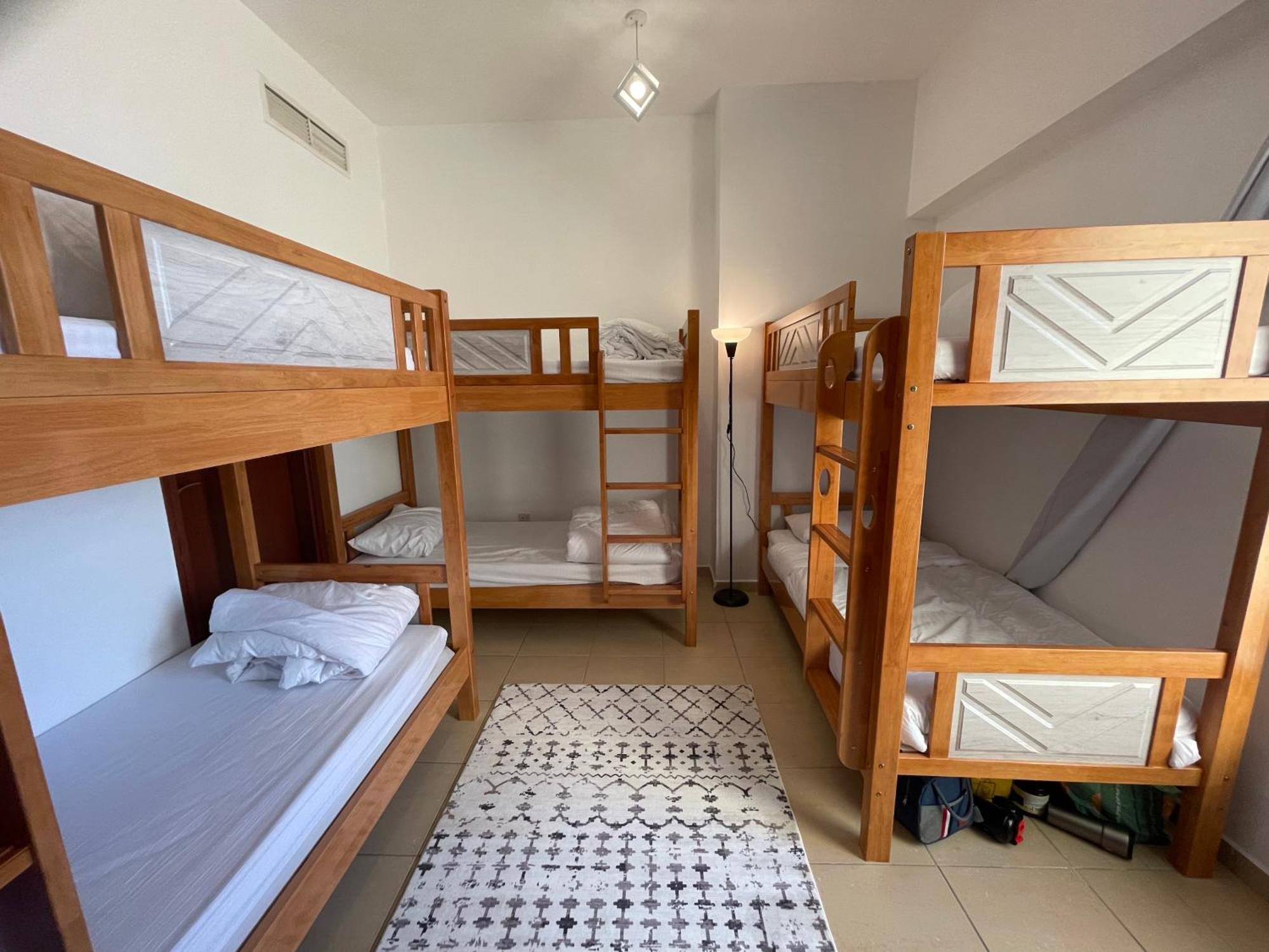 Seaview Beach Hostel Jbr - Walk To Beach - Gym - Pool - Metro Station Dubai Eksteriør billede