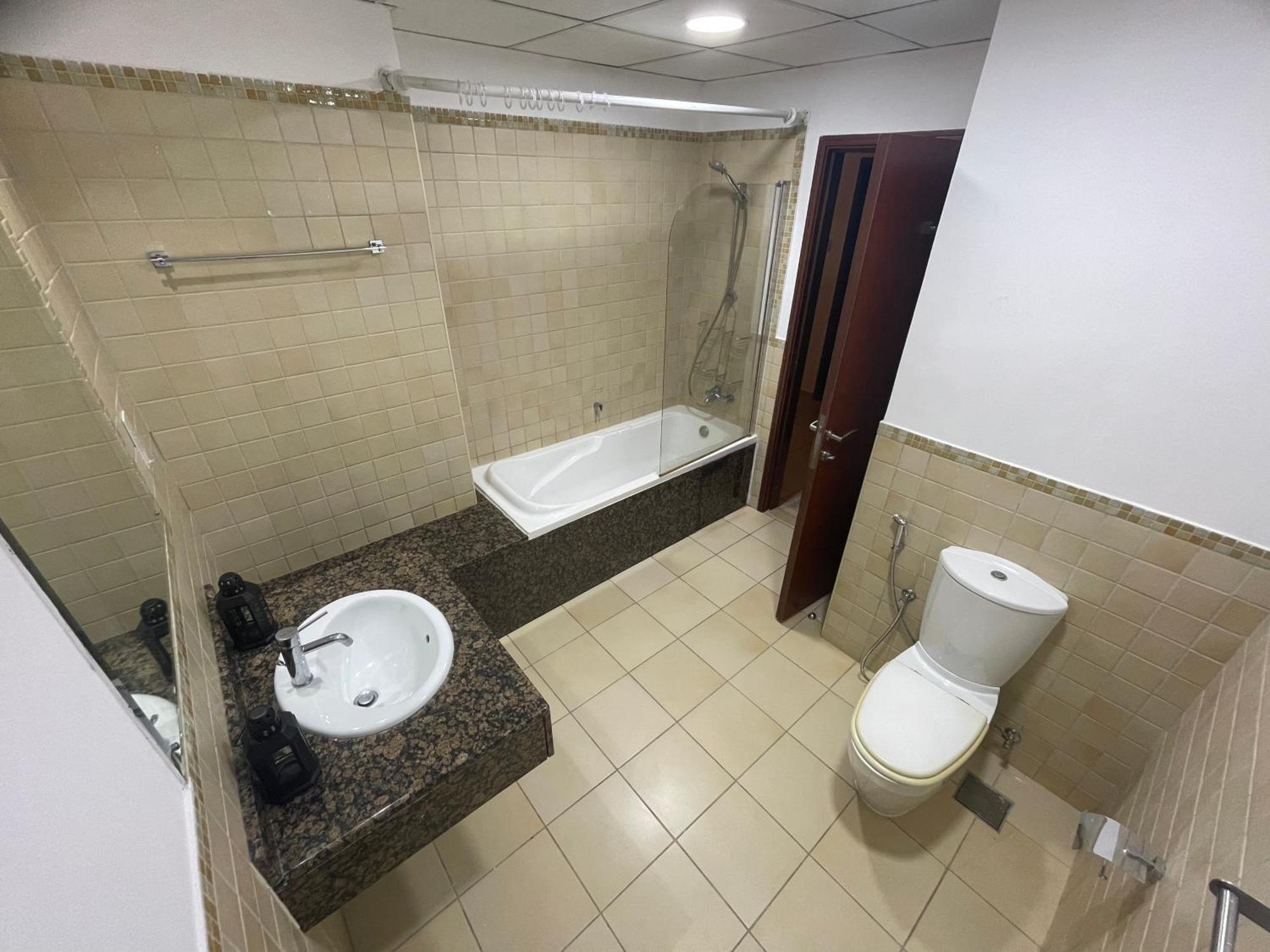 Seaview Beach Hostel Jbr - Walk To Beach - Gym - Pool - Metro Station Dubai Eksteriør billede