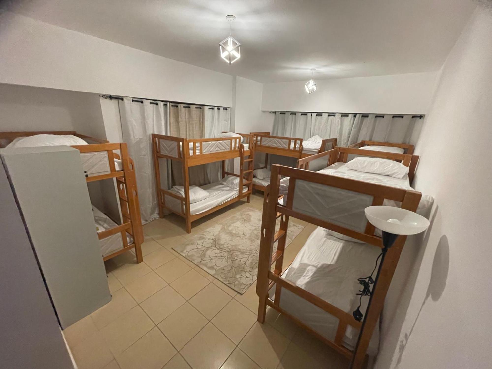Seaview Beach Hostel Jbr - Walk To Beach - Gym - Pool - Metro Station Dubai Eksteriør billede