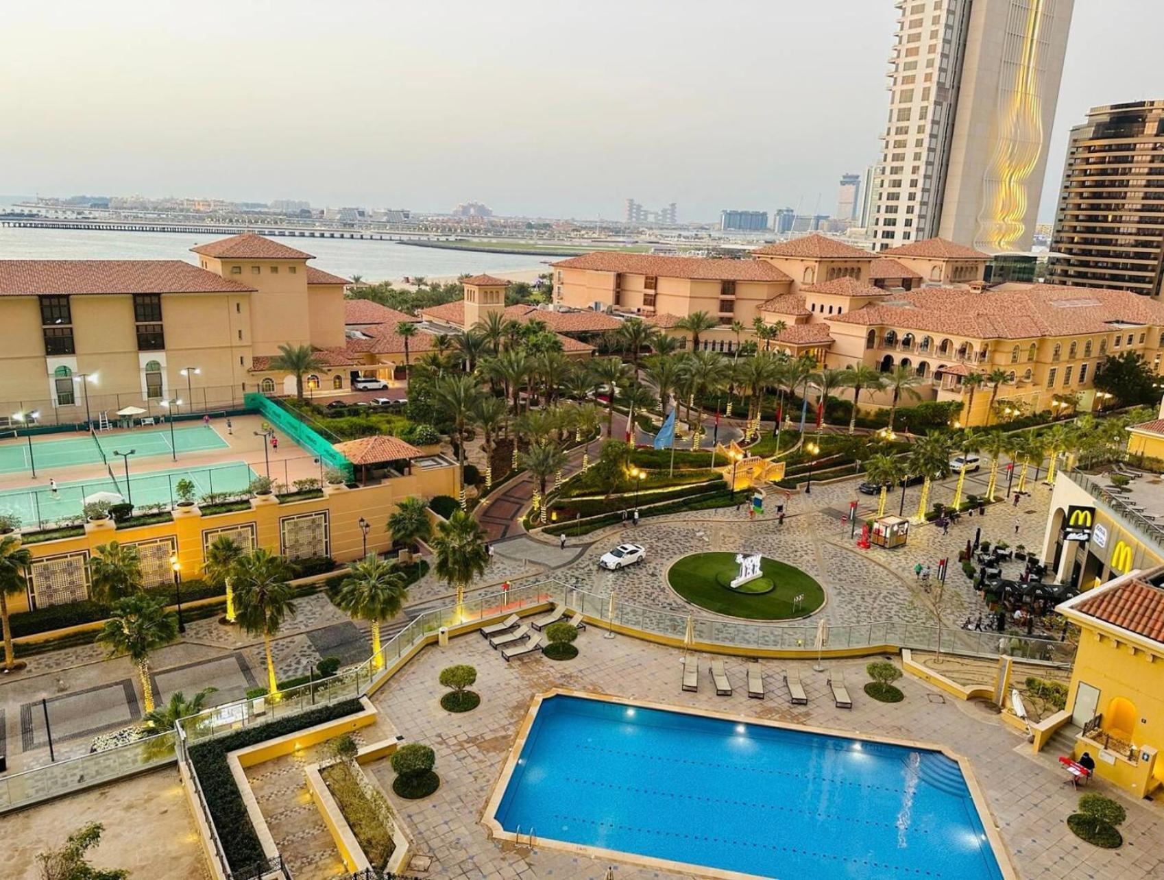Seaview Beach Hostel Jbr - Walk To Beach - Gym - Pool - Metro Station Dubai Eksteriør billede