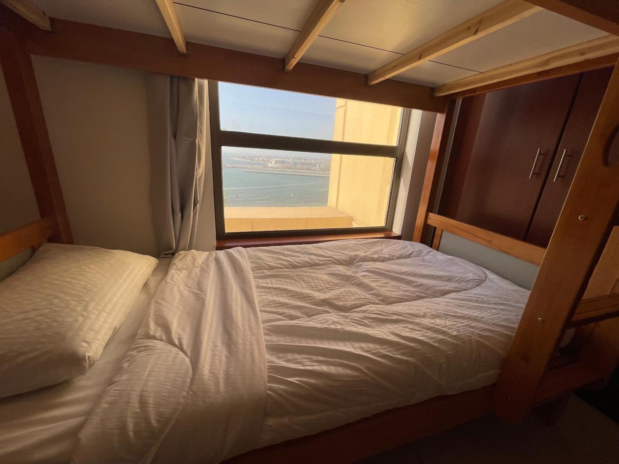 Seaview Beach Hostel Jbr - Walk To Beach - Gym - Pool - Metro Station Dubai Eksteriør billede