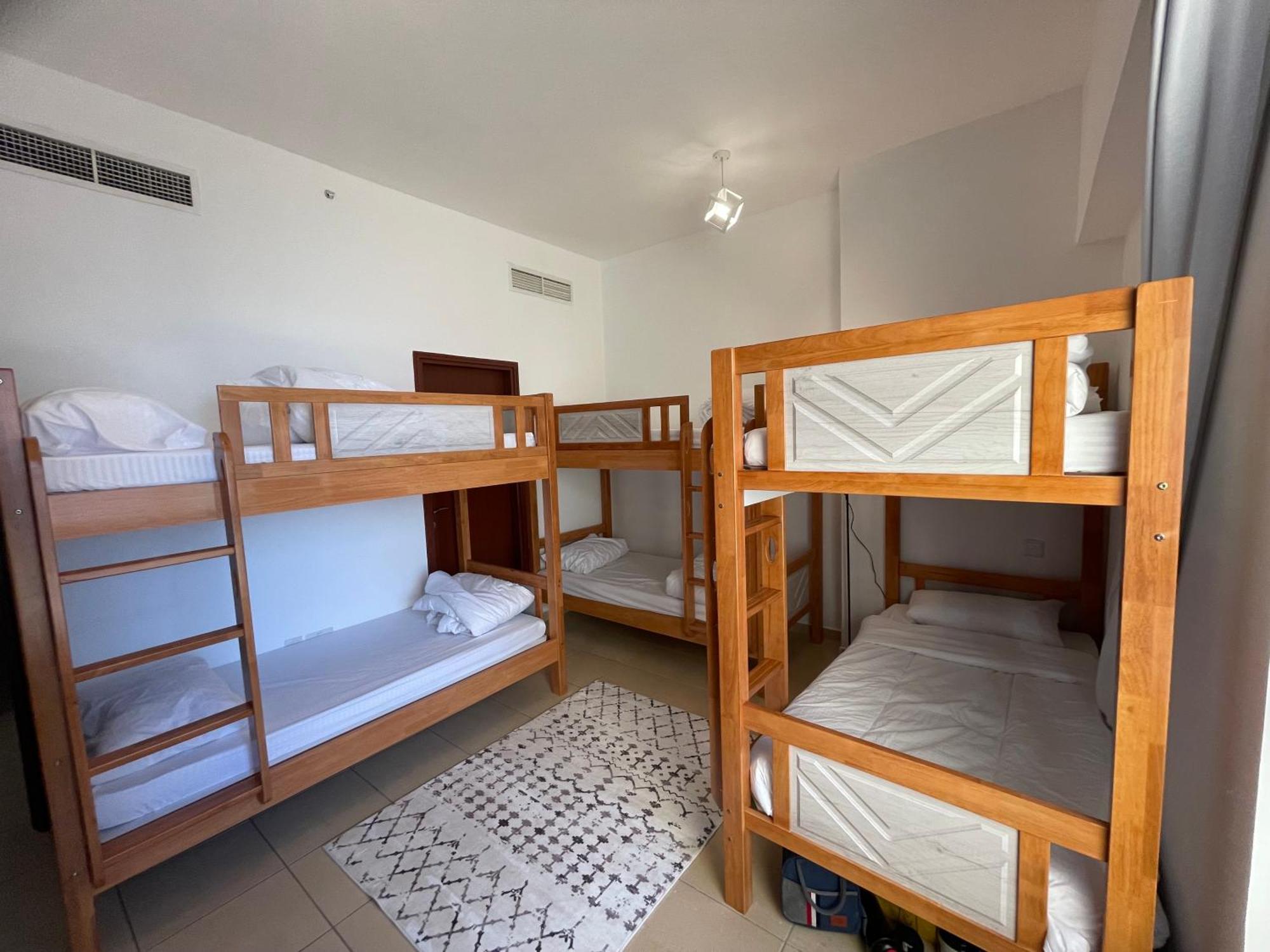 Seaview Beach Hostel Jbr - Walk To Beach - Gym - Pool - Metro Station Dubai Eksteriør billede