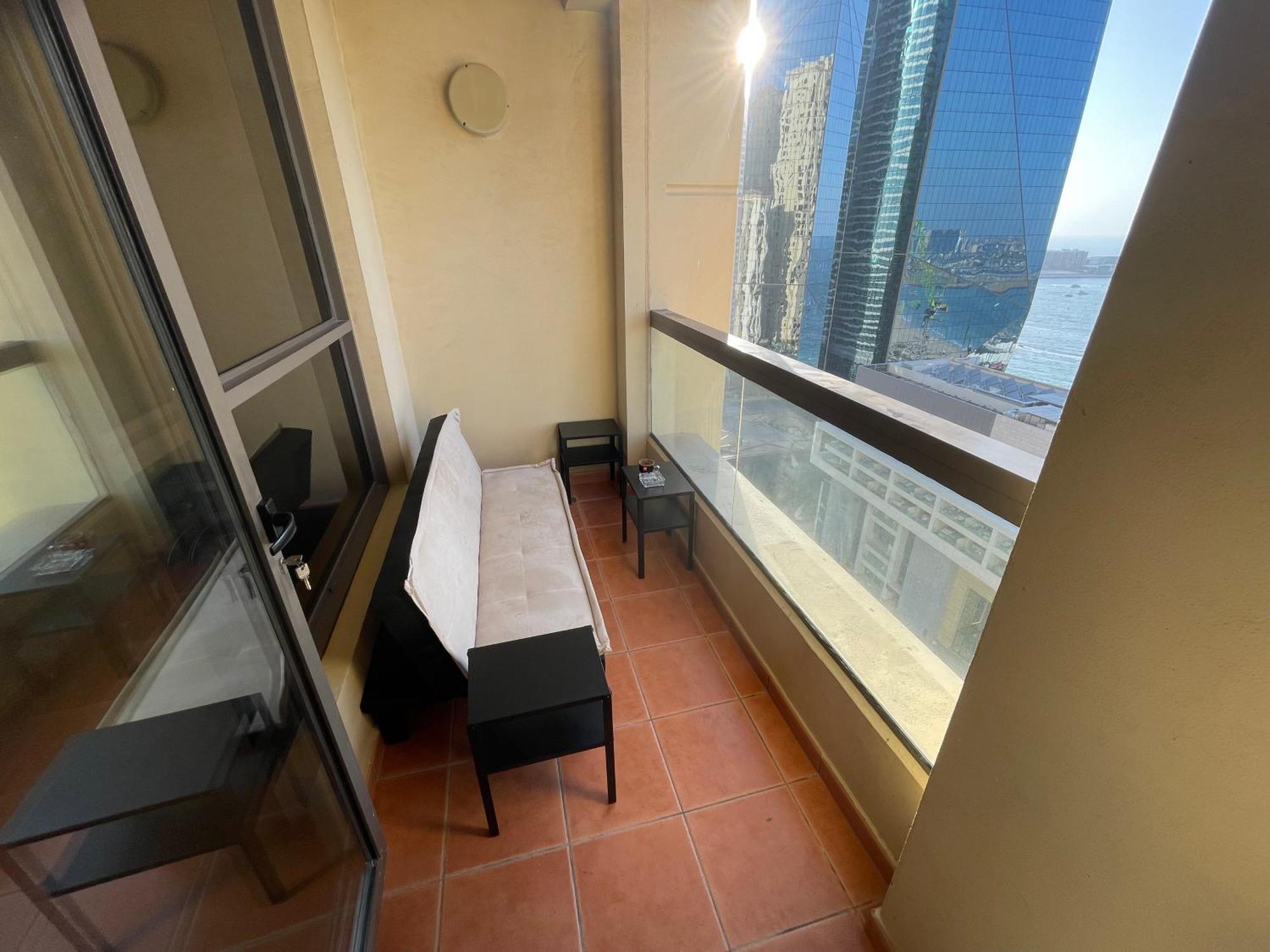 Seaview Beach Hostel Jbr - Walk To Beach - Gym - Pool - Metro Station Dubai Eksteriør billede