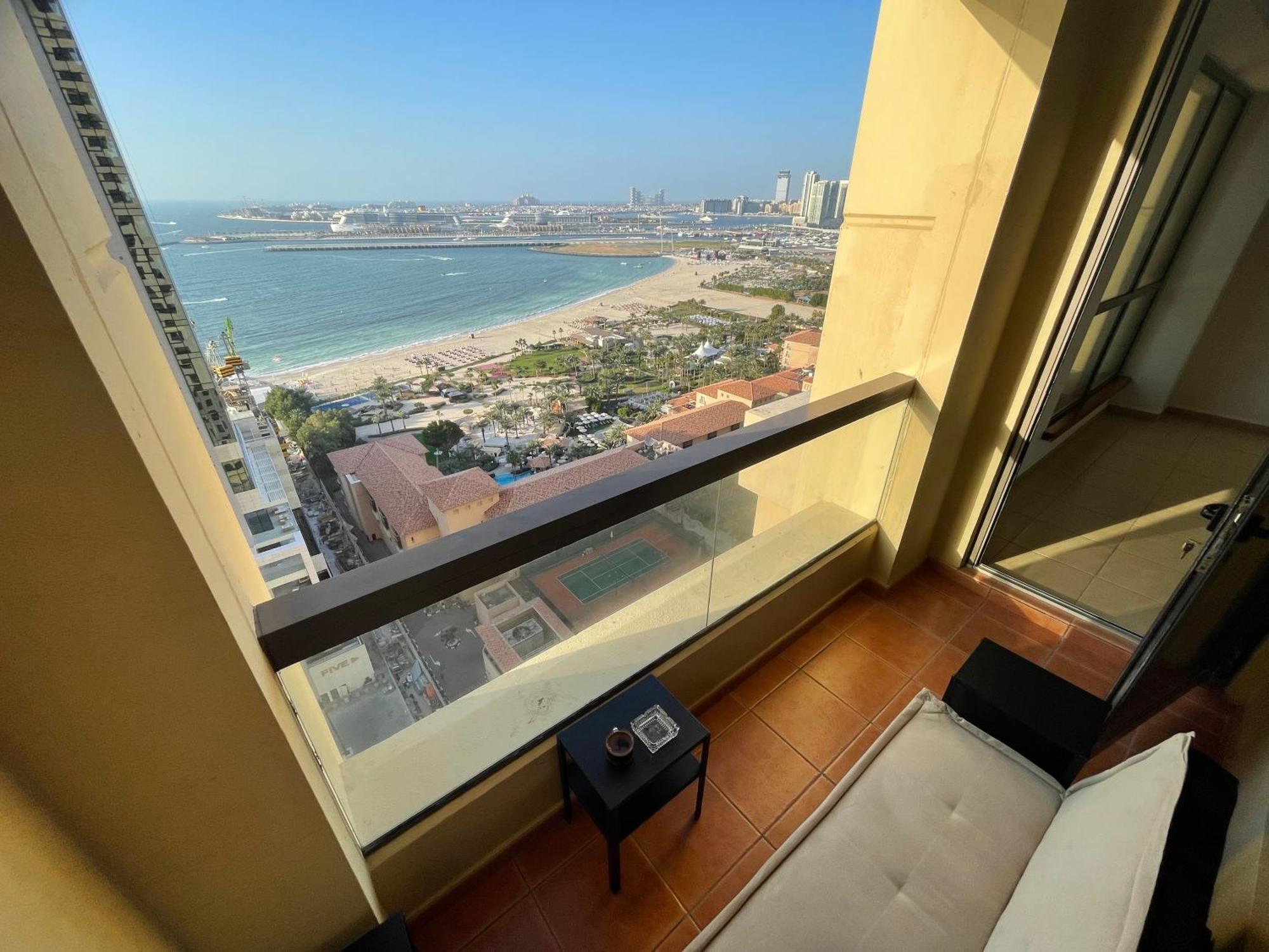 Seaview Beach Hostel Jbr - Walk To Beach - Gym - Pool - Metro Station Dubai Eksteriør billede