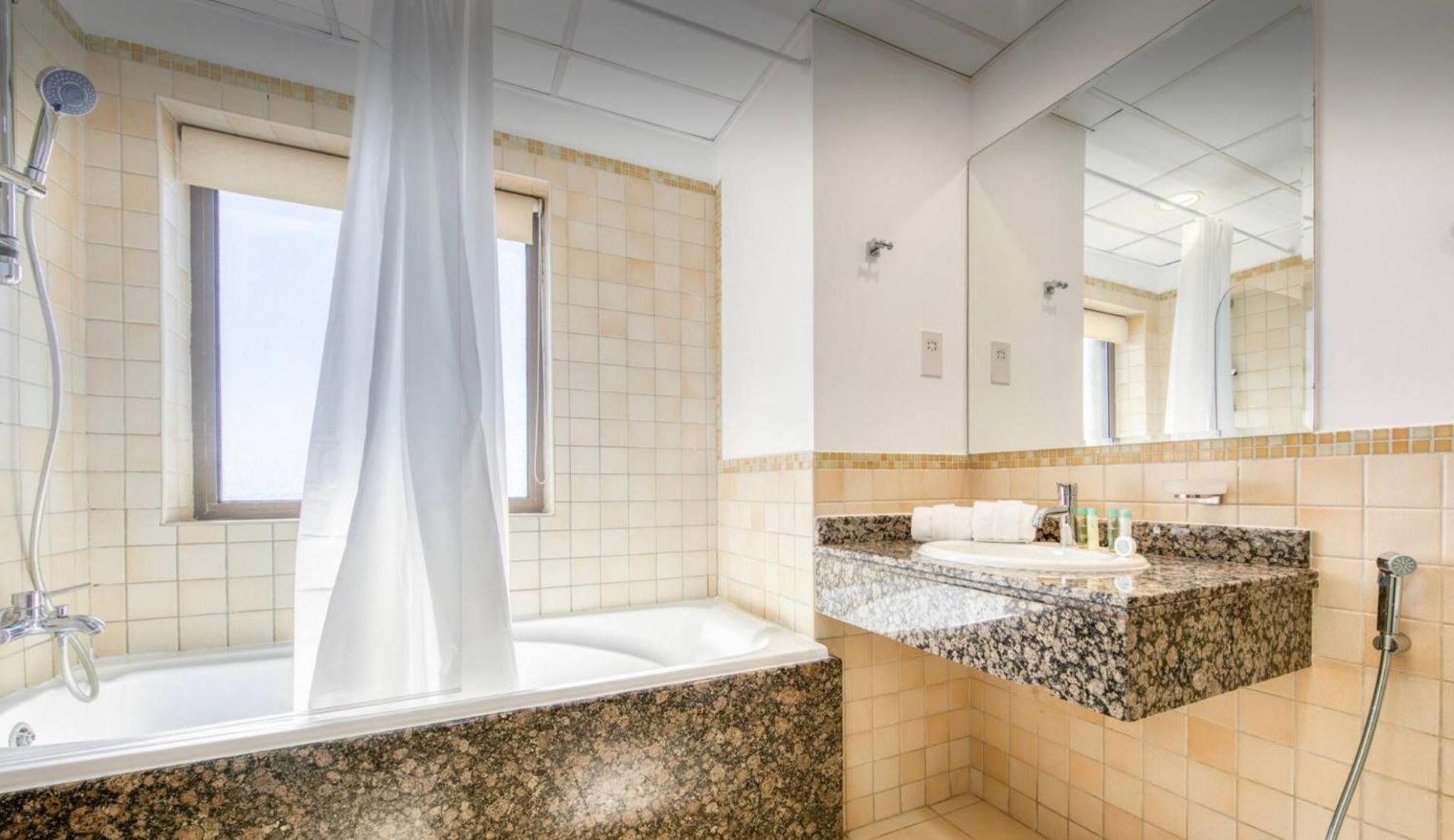 Seaview Beach Hostel Jbr - Walk To Beach - Gym - Pool - Metro Station Dubai Eksteriør billede